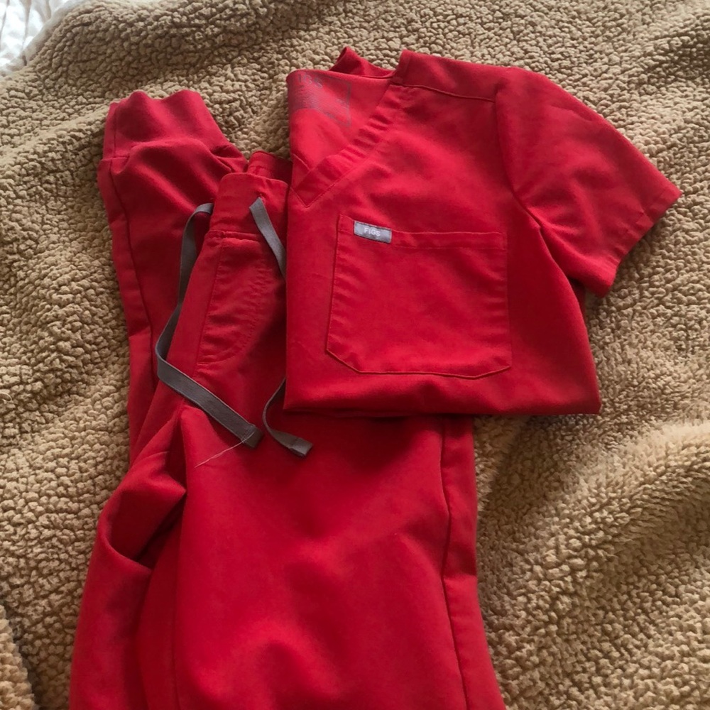 FIGS Red Technical Collection Set